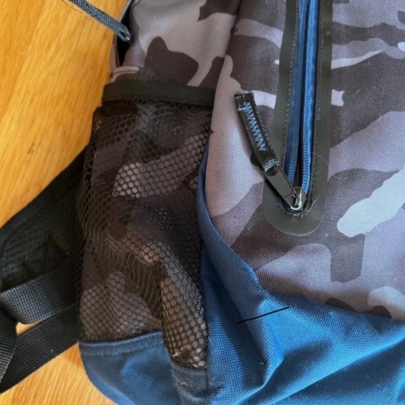 New York Yankees FOCO Black Camo Backpack full size - Picture 2 of 2